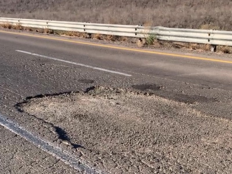 Carretera de “la Muerte” deja tres vehículos dañados