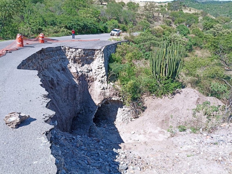 Carretera en Mezquital del Oro sufre daños estructurales