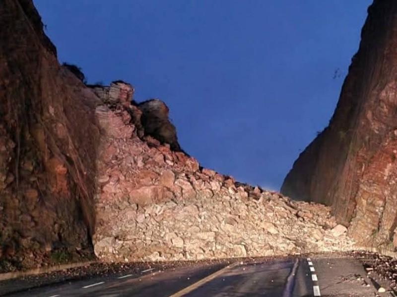 Carretera Estatal 100, obstruida por deslave de ladera en Tolimán
