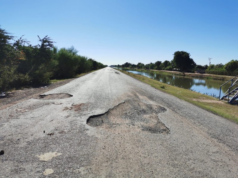 Carretera estatales, un peligro por grandes baches