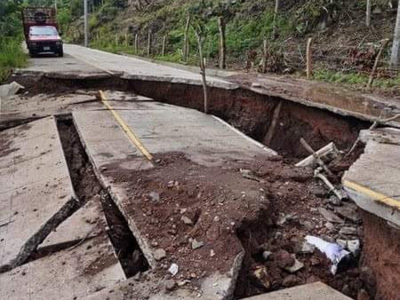 Carretera que fue inaugurada hace seis meses luce destrozada