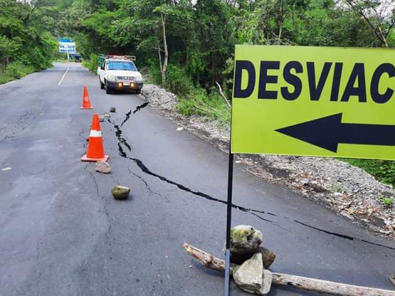 Carretera Villa de Álvarez-Minatitlán presenta grieta, piden extremar precauciones