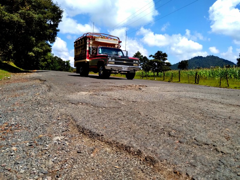 Carreteras de los Reyes un peligro para los automovilistas 