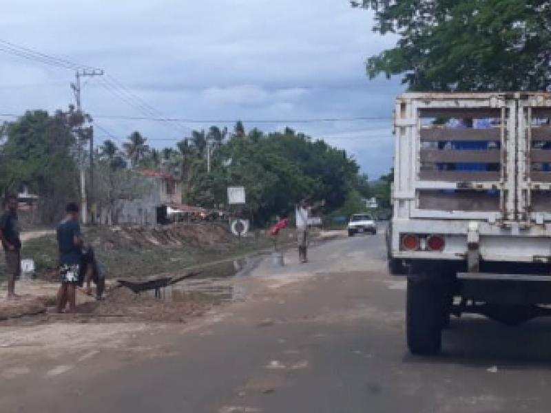 Carreteras que comunican a Zihuatanejo, afectadas