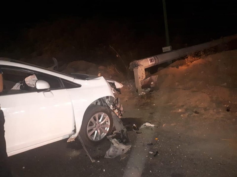 Carro se accidenta en la Transpeninsular