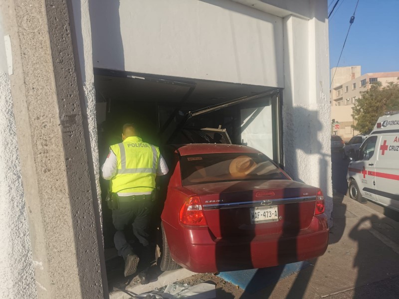 Carro se mete en edificio tras chocar con otro vehículo