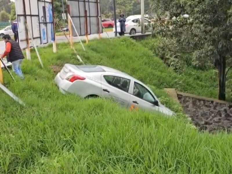 Auto cae a barranca del Río Alseseca; conductor resulta ileso