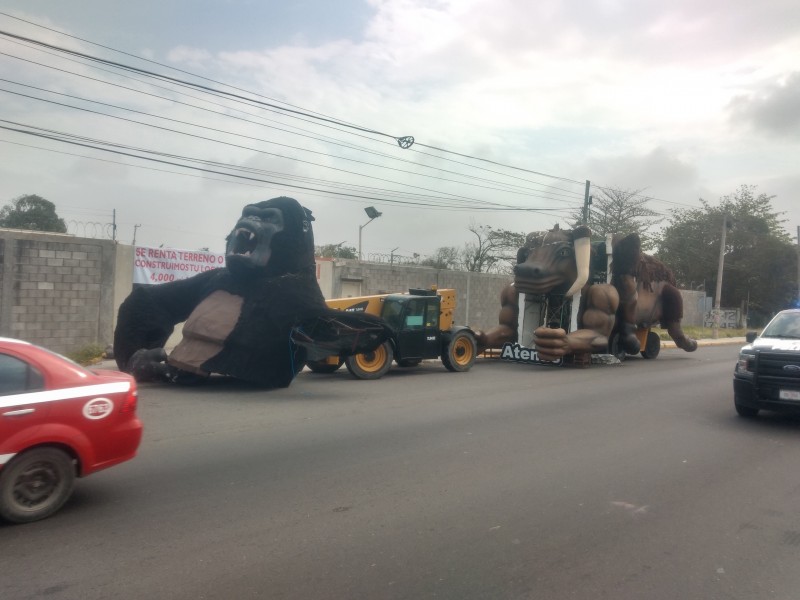 Carros alegóricos quedan varados por fuertes vientos.