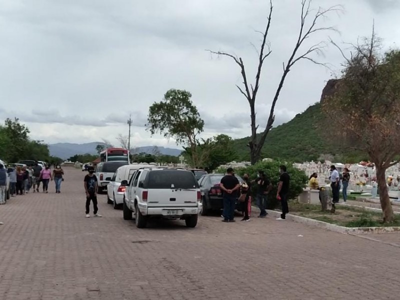 Carrozas hacen fila por falta de gavetas en el panteón