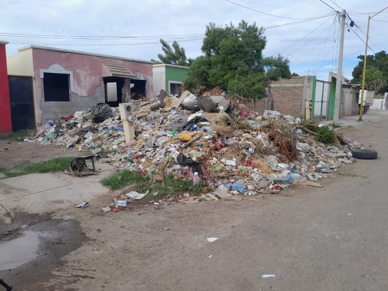 Casa abandonada convertida en basurero