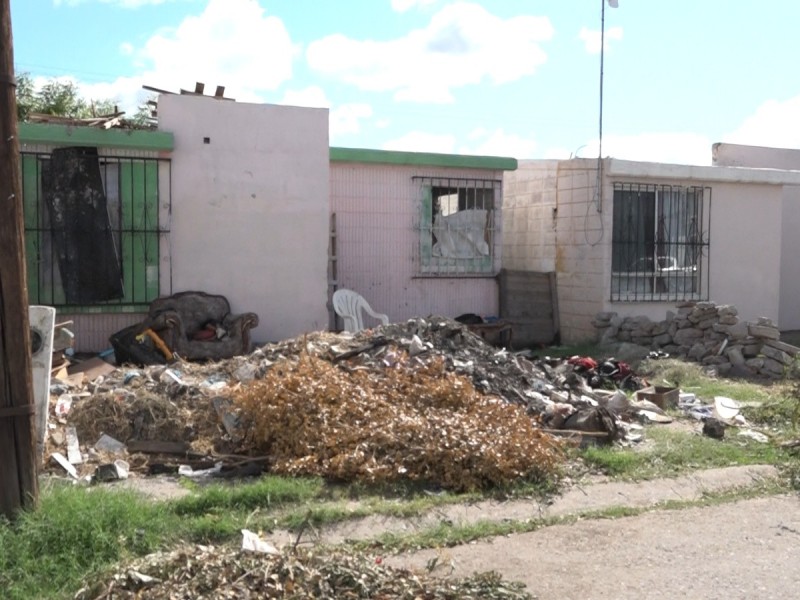 Casa abandonada convertida en basurero; vecinos temen denunciar