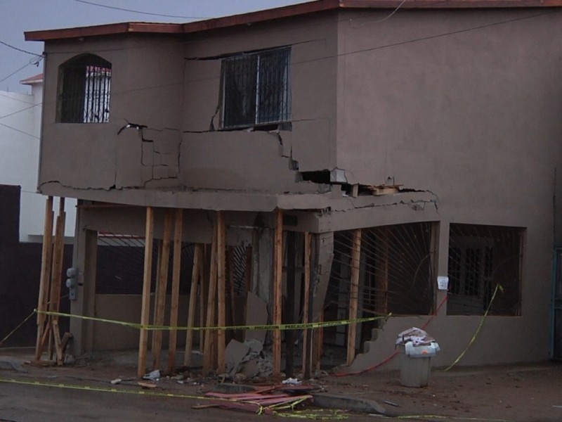 Casa podría derribarse tras impacto de auto