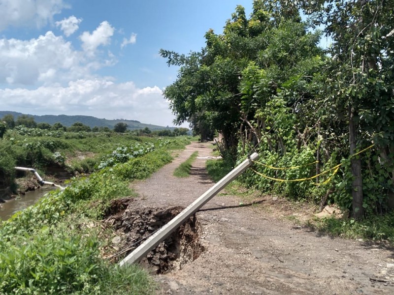 Casas dañadas y socavones por rehabilitación del canal 