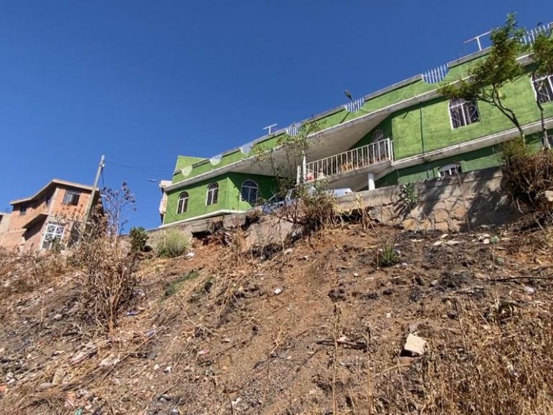 Casas y calle en peligro de derrumbe en Zacatecas