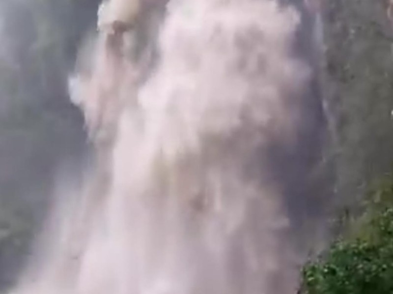 Cascada de Las Brisas de Zacatlán se pinta de marrón