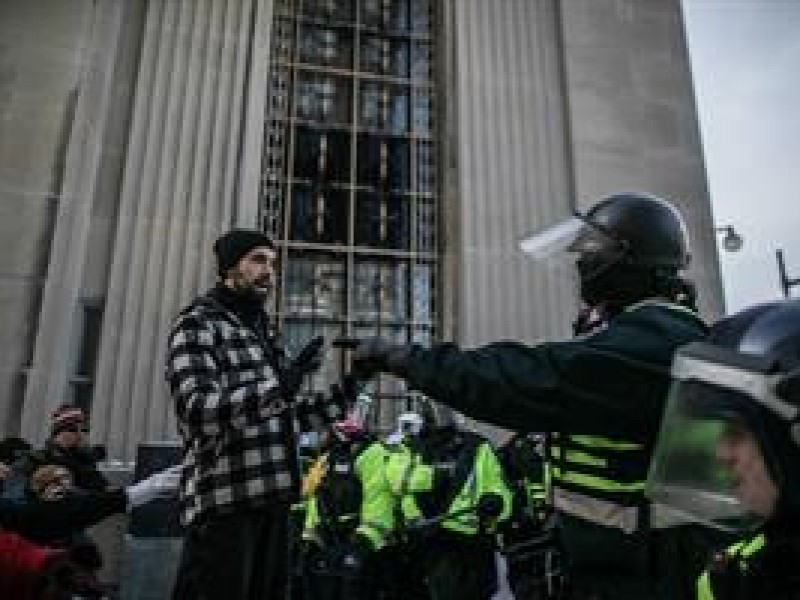 Casi 200 detenidos en operación para dispersar protestas en Ottawa