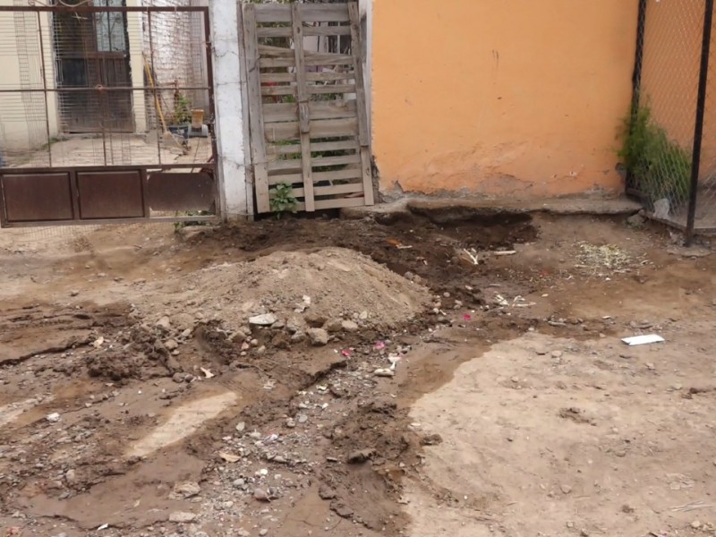 Casi aborta por la peste de drenajes colapsados en Tinajera