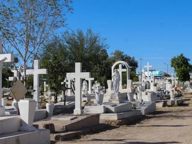 Casi están limpios los panteones municipales para Día de Muertos