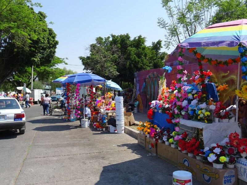 Casi mil comerciantes se instalarán afuera de los panteones