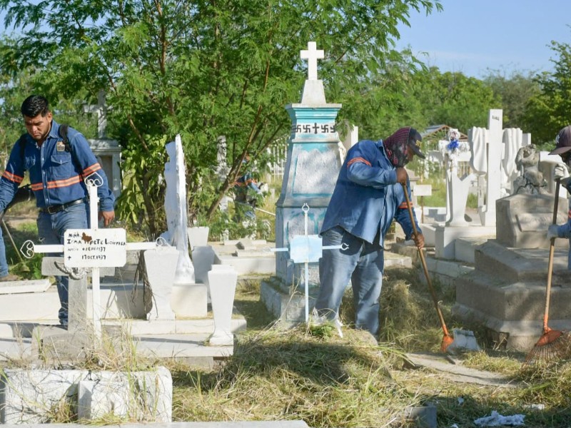 Casi por terminarse los trabajos de limpieza en panteones municipales Casi por terminarse los trabajos de limpieza en panteones municipales