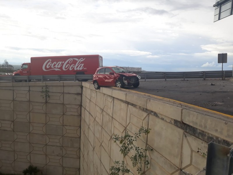 Casi se cae del puente