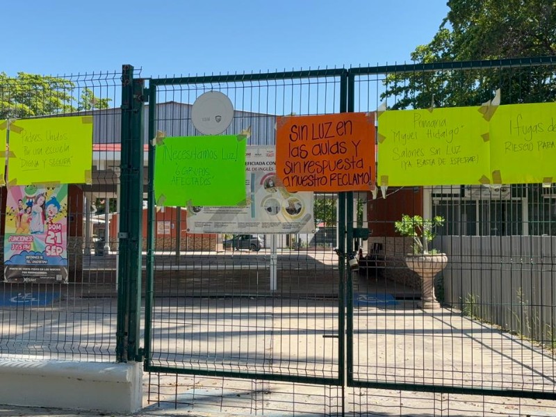 ¡Casi un mes sin luz! Primaria Miguel Hidalgo sigue tomada