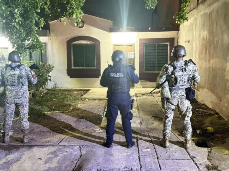 Catean casa y encuentran 37 armas:fusiles, ametralladoras y pistolas