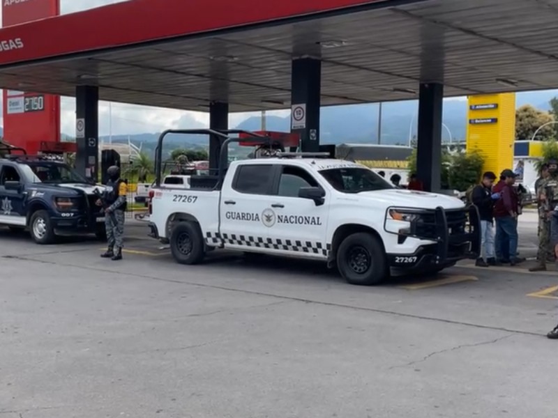 Catean gasolinera en Tepic por denuncia de venta de litros incompletos