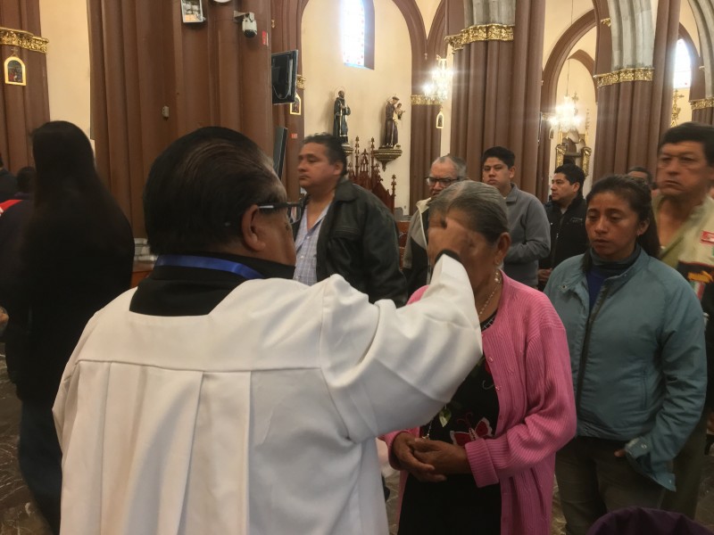 Católicos celebran miércoles de ceniza en Catedral