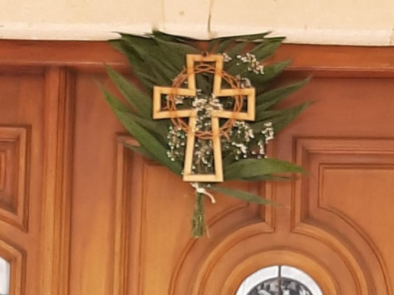 Católicos zacatecanos colocan ramos en puertas este domingo