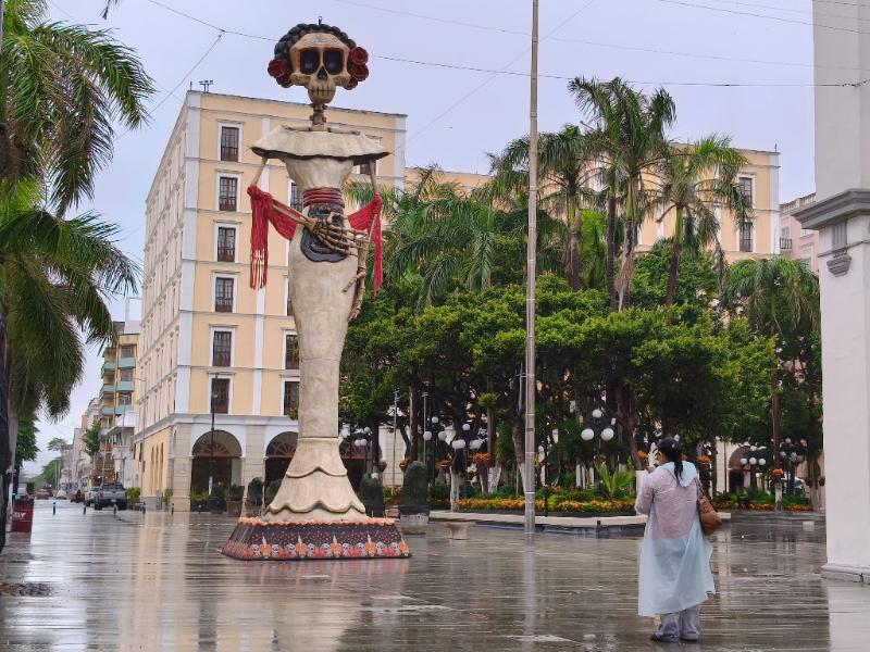 Catrina monumental de casi 12 metros llega al Zócalo de Veracruz