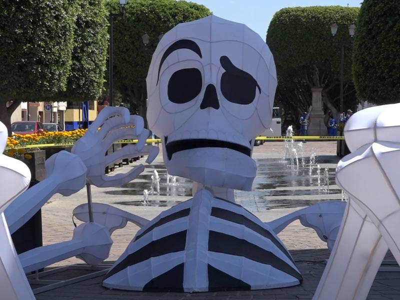 Catrinas y catrines monumentales visten lugares de León por día de muertos