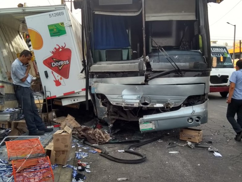 Causa autobús accidente en la avenida Cuauhtémoc