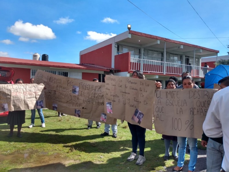 Escuela causa bloqueo en Temoaya