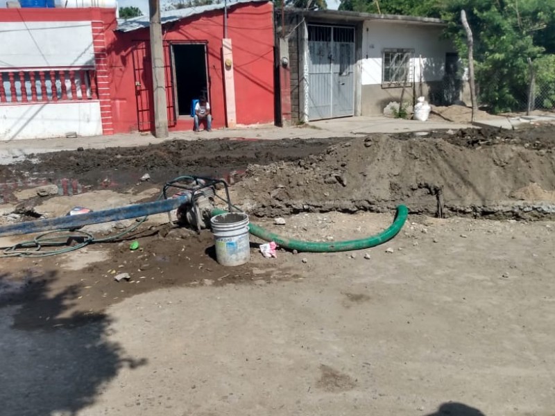 Causa contaminación rehabilitación a red de drenaje sanitario en Huilotepec
