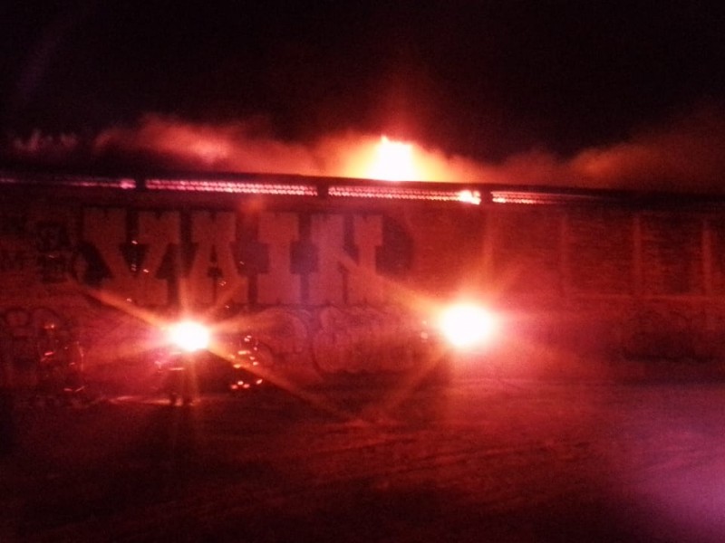 Causa pánico magno incendio en recicladora de Brisas del Campo