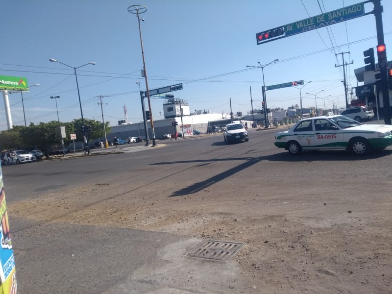 Causa problemas hoyo en avenida Valle de Santiago