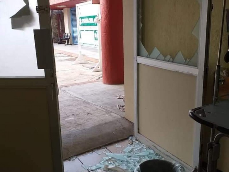 Causan destrozos en clínica del IMSS de Las Palmas