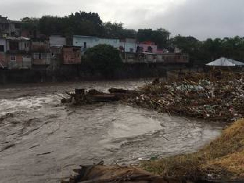 Causan lluvias crecidas de río, derrumbes y bloqueos temporales