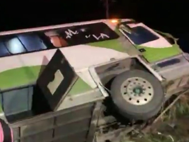 ¡Cayeron a un bache! Jornaleros sufren volcadura en carretera México 15