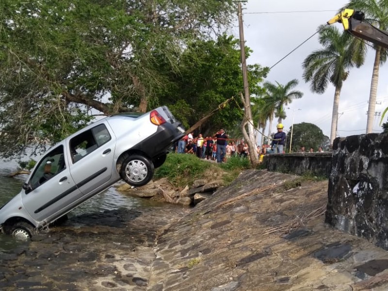 Cayó automóvil al río