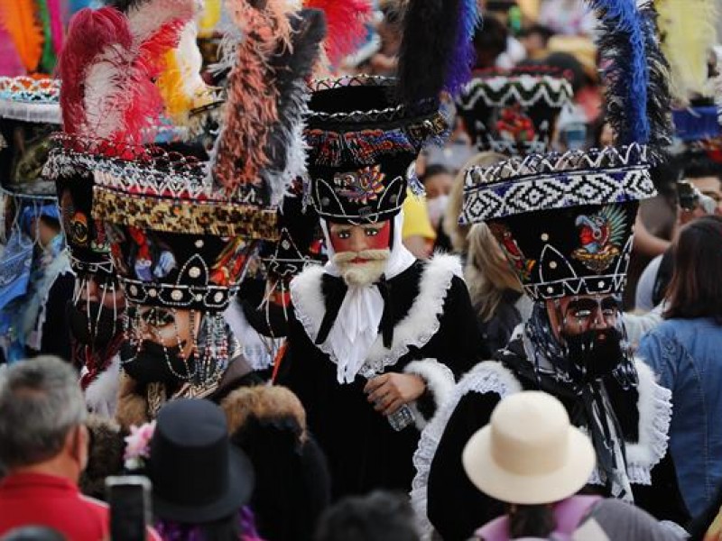 CDMX alberga desfile de chinelos, una parodia de la colonia