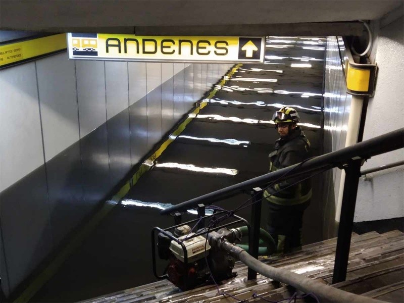 CDMX: Metro La Raza amanece inundado por las fuertes lluvias