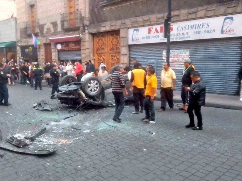 CDMX: Muere valet parking al caer auto de tercer piso