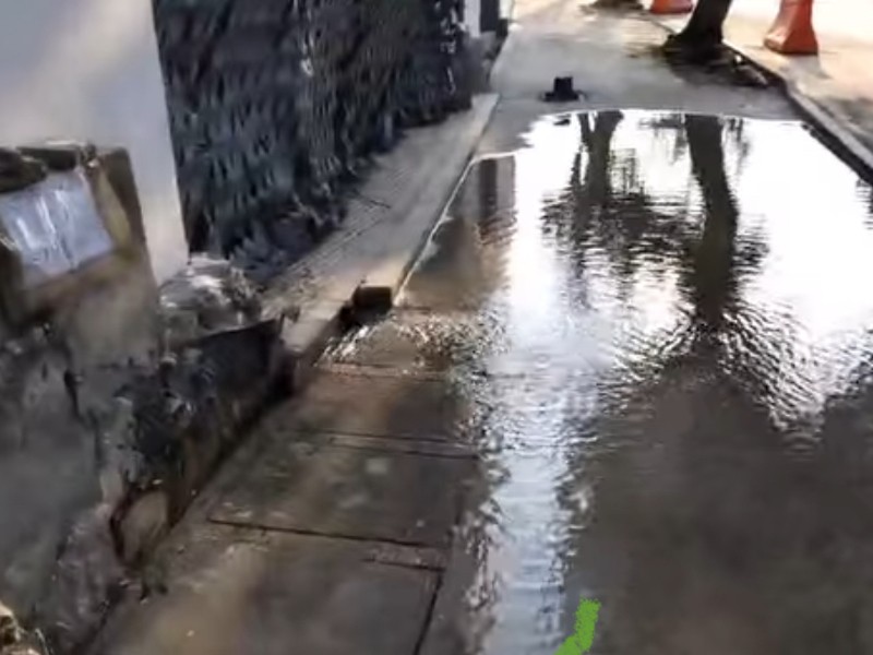 CEA dejó sin atender fuga de agua en Av Universidad e Invierno