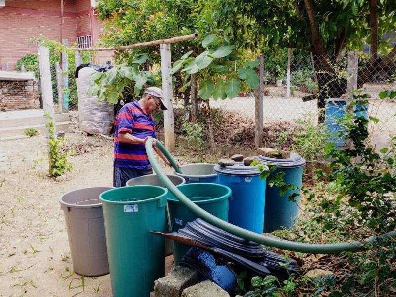 CEA distribuye agua potable en Matías Romero ante desabasto
