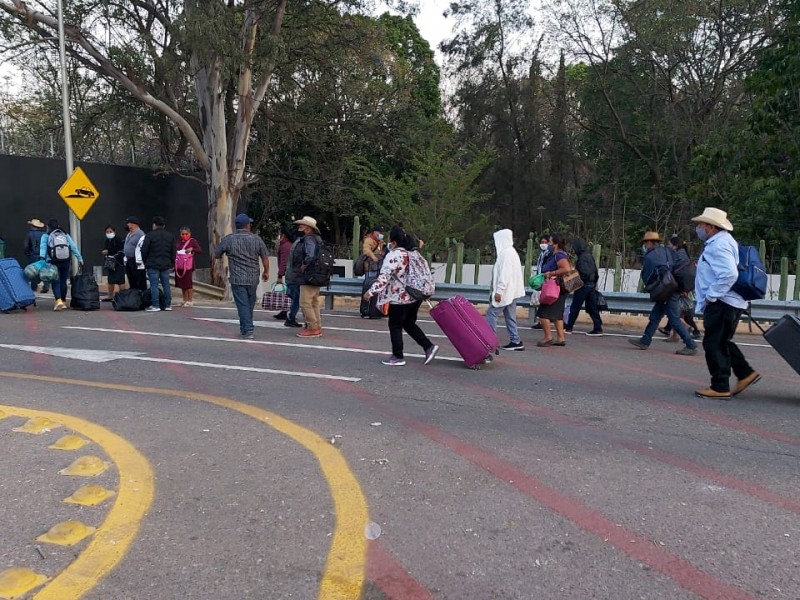 Cede gobierno del estado a peticiones de normalistas; liberan aeropuerto