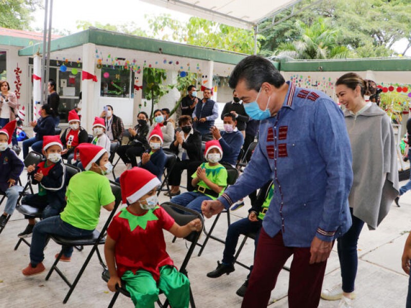 Celebra Rutilio Escandón navidad en casa hogar del DIF