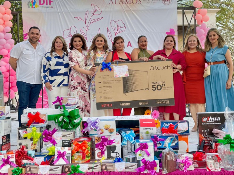 Celebran a la reina del hogar en Álamos