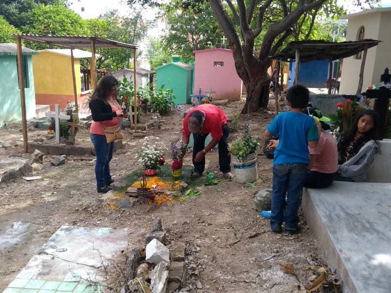 Celebran a los difuntos en día de muertos